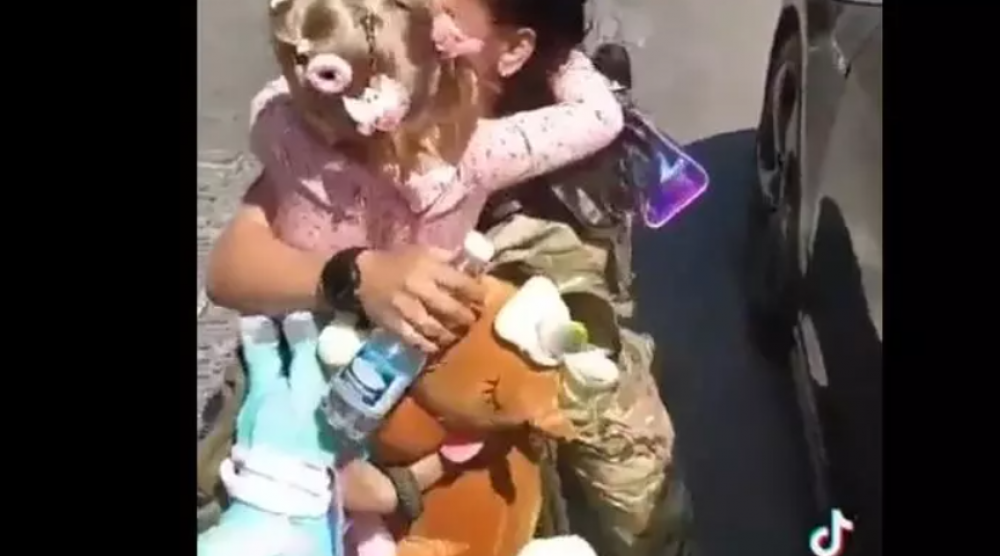 VIDEO // Imagini emoționante: Momentul în care o fetiță își revede mama, soldat în armata Ucrainei